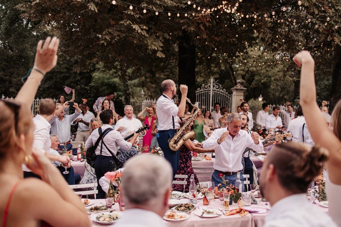 A roaming band punctuate the wedding supper and have the all the guests on their feet dancing in the courtyard of Chateau de Lartigolle
